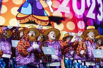 Los Nietos de SaryManchez se autodescalifican en la final de murgas al superar el tiempo establecido en señal de protesta/Lpacarnaval y TA.